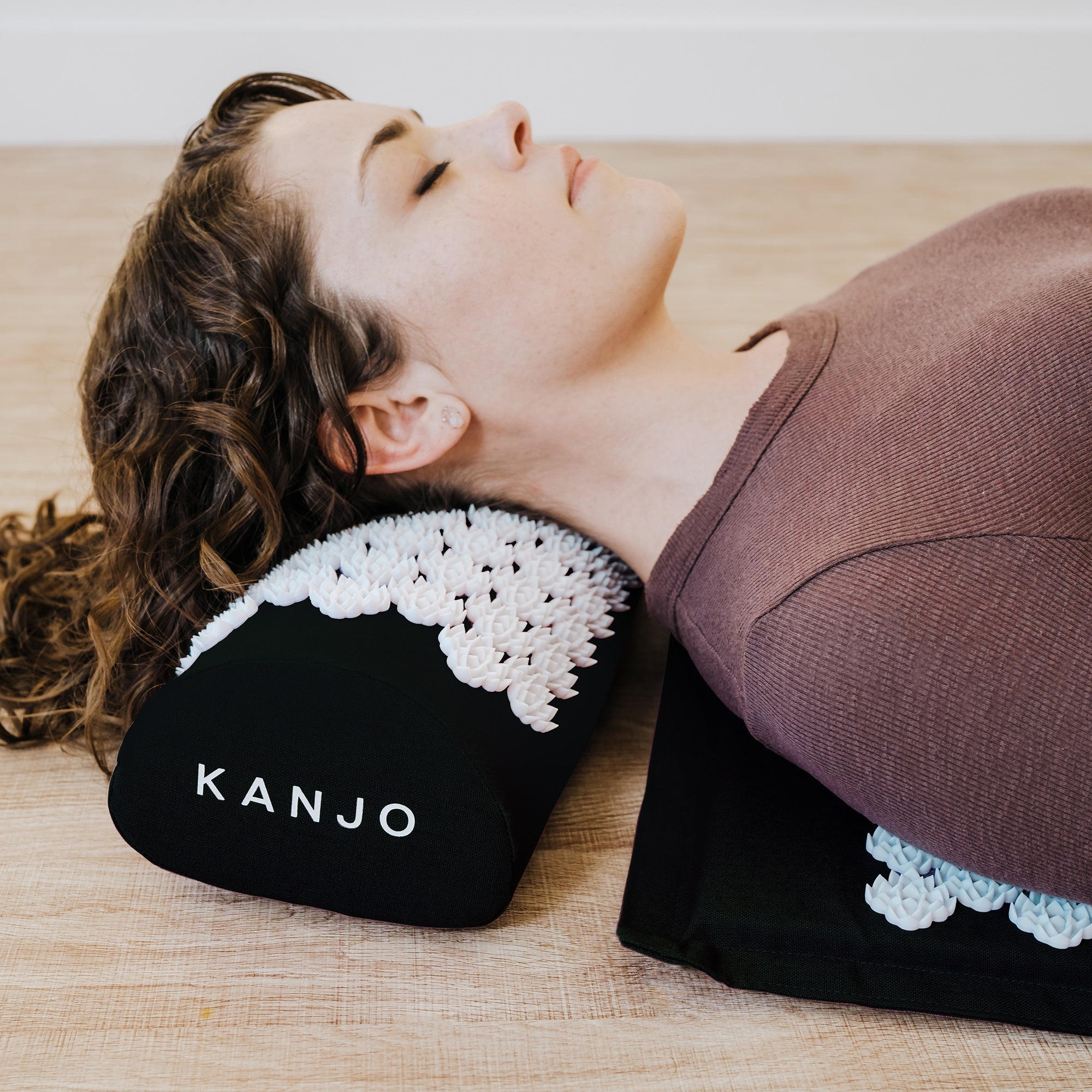 Kanjo Acupressure Mat Set Onyx Cotton-Linen Fabric / Memory Foam / Plastic Mat: 17 X 28 Inch / Pillow: 6 X 14 Inch - image 8