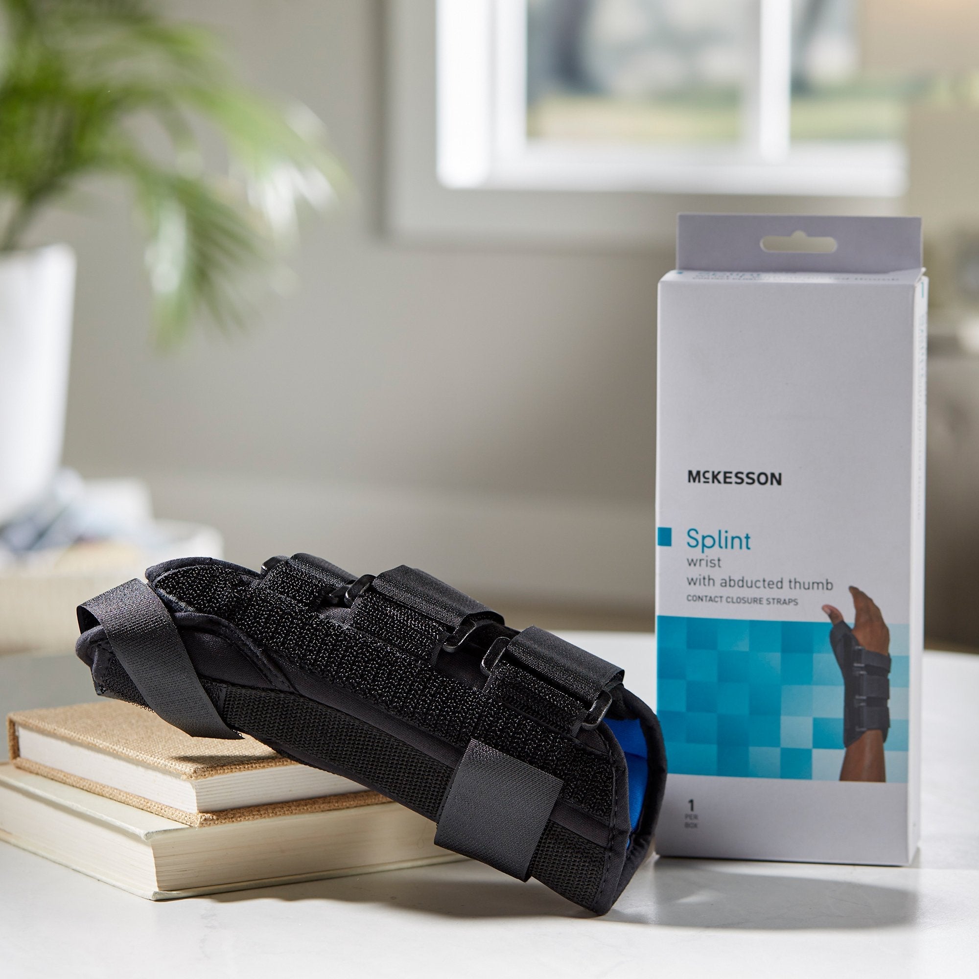 McKesson Right Wrist Splint with Abducted Thumb, Medium (1 Unit)