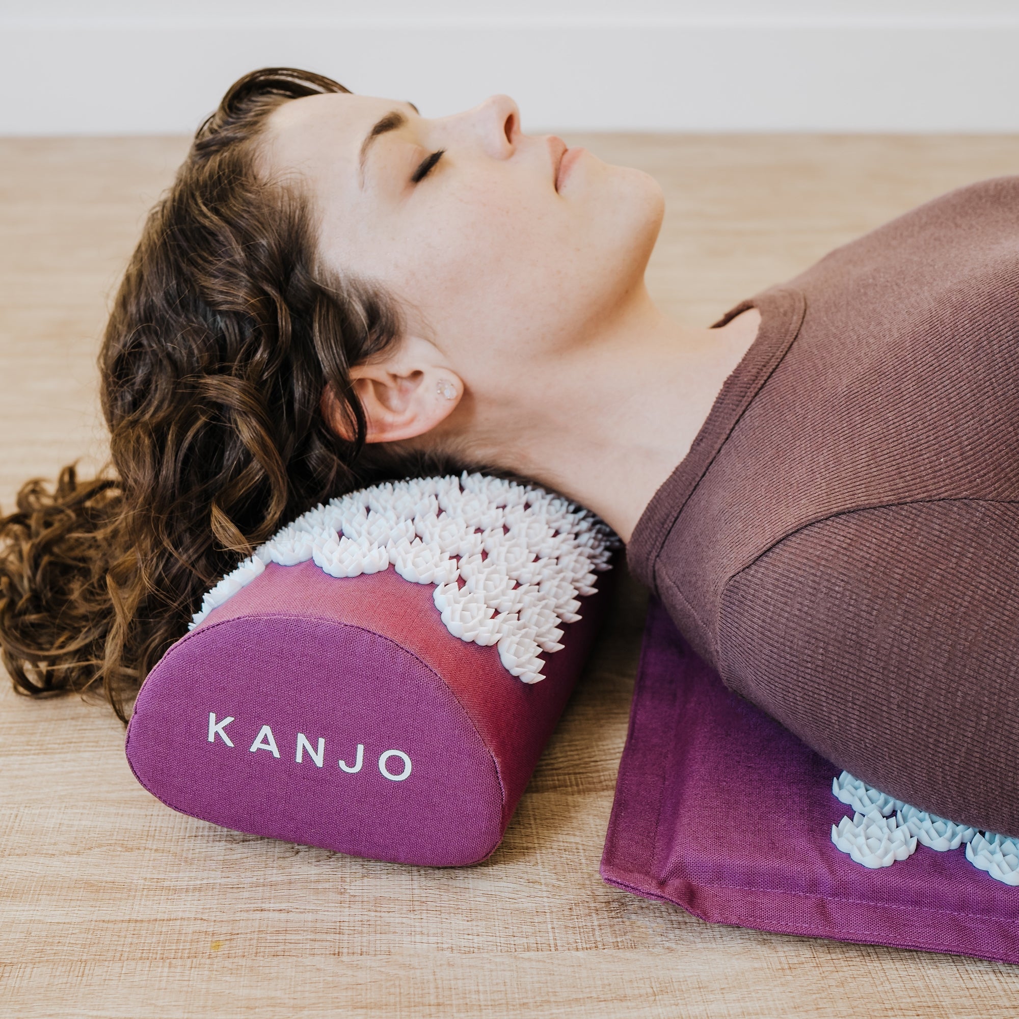 Kanjo Acupressure Mat Set Amethyst Cotton Linen Blend / Plastic Mat: 17 X 28 Inch / Pillow: 6 X 14 Inch - image 7