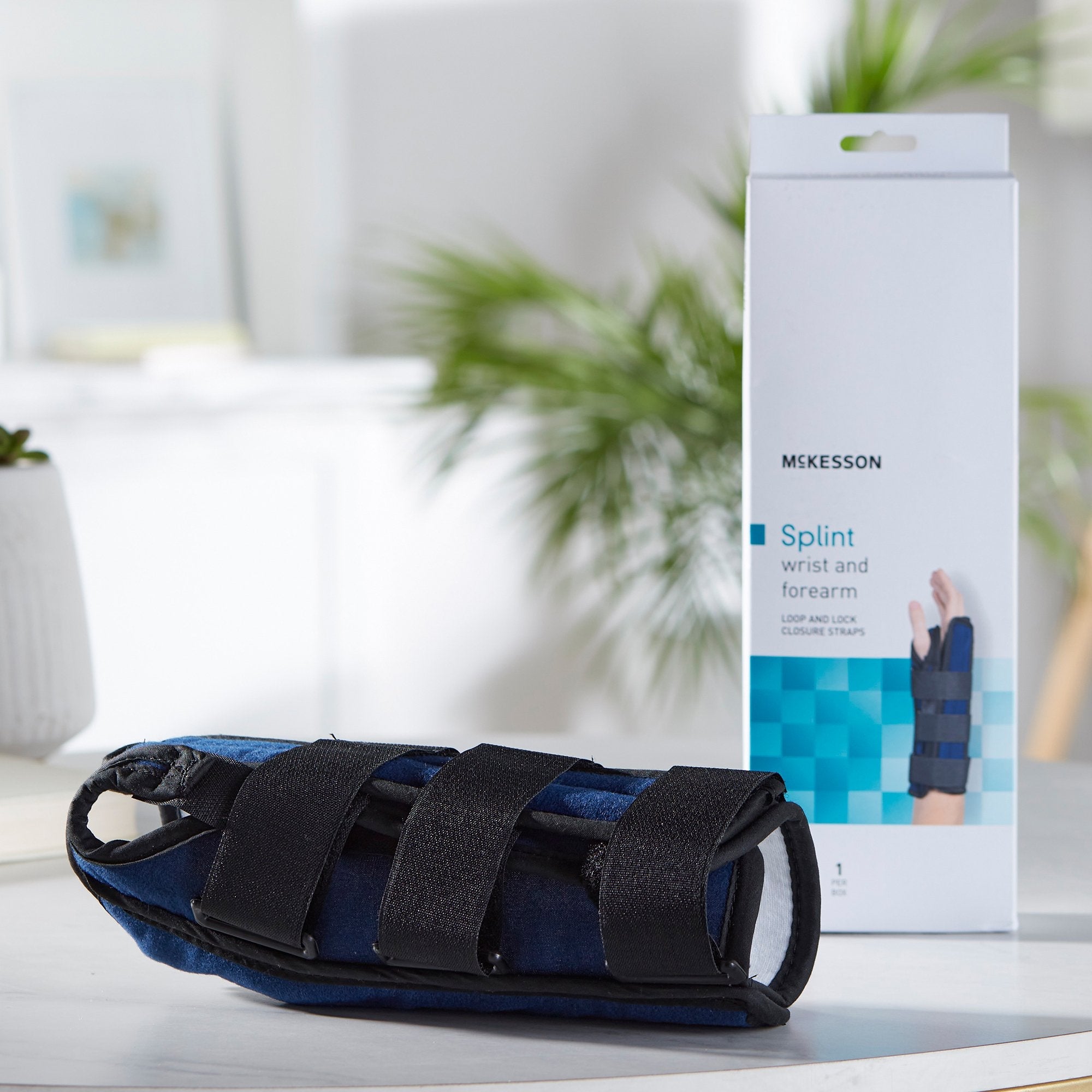 McKesson Right Wrist / Forearm Splint, One Size Fits Most (1 Unit)